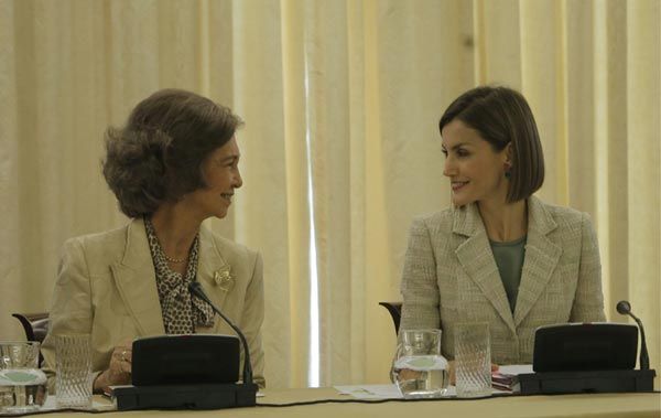 La reina Letizia y la reina Sofía han vuelto a dar muestra durante esta junta de la excelente relación de suegra y nuera revelándose una vez más muy cariñosas y atentas entre sí
