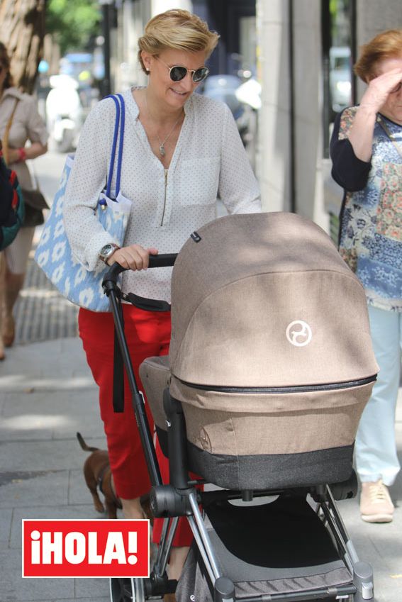 Primer paseo de María Zurita con su hijo Carlos