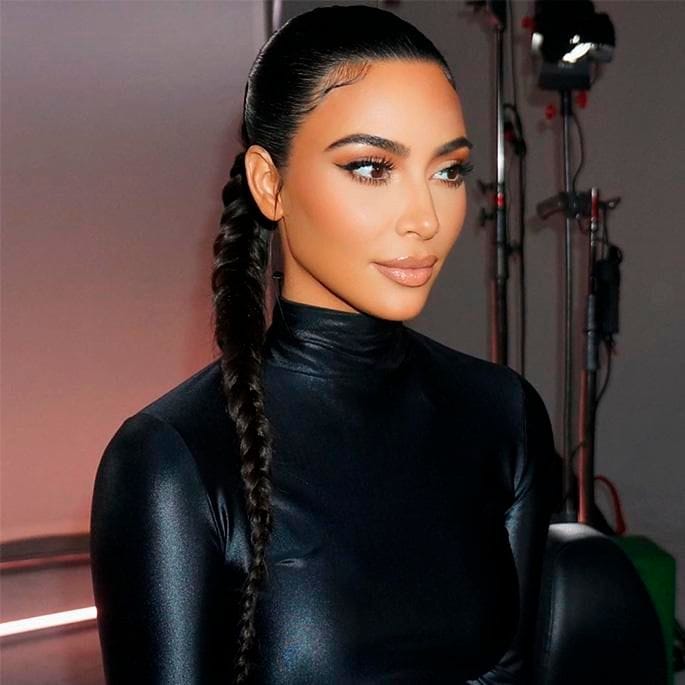 
Kim con este peinado trenzado estiliza su rostro
