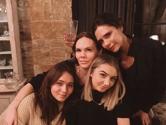 Victoria Beckham con su hermana y sus sobrinas 