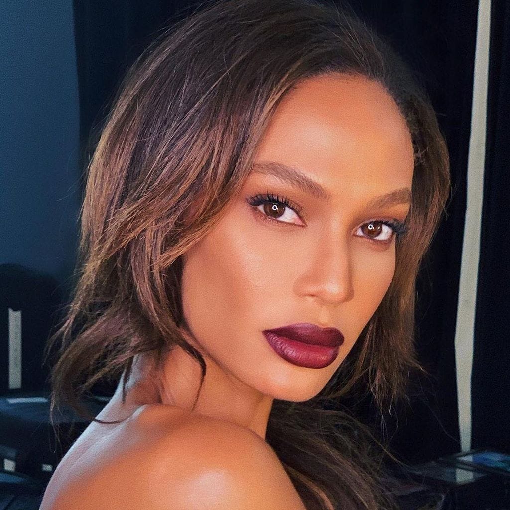 La modelo Joan Smalls luce makeup impecable