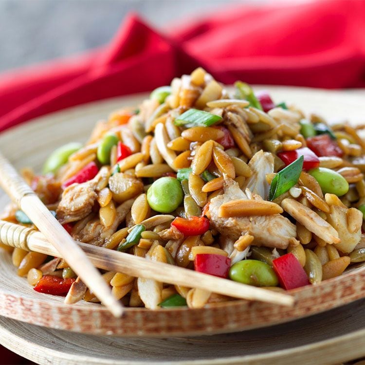 Ensalada de orzo con pollo y edamame