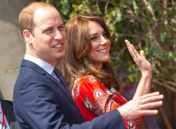 Guillermo de Inglaterra y su mujer han sido recibidos con gran expectación a su llegada a Bombay
