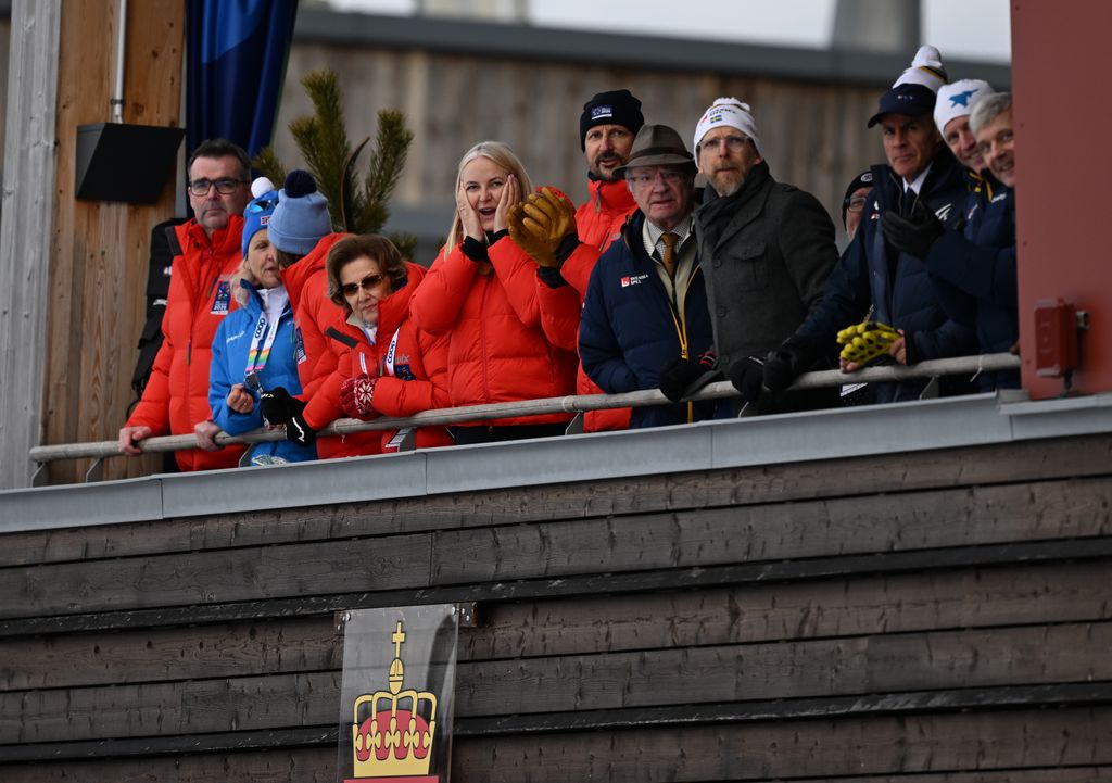 Carlos Gustavo de Suecia, Haakon de Noruega, Sonia de Noruega y Mette-Marit de Noruega en el campeonato de Esquí de 2025