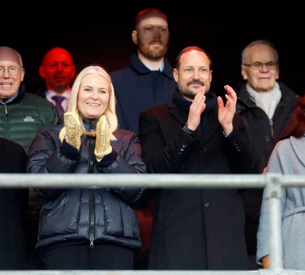 Haakon y Mette-Marit de Noruega viendo un partido de fútbol