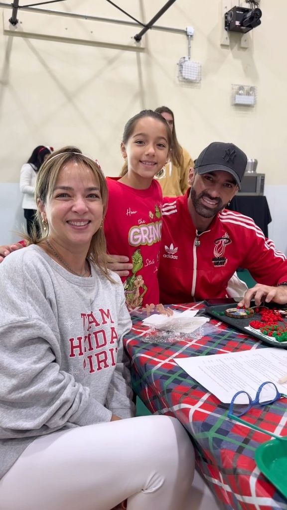 Adamari López y Toni Costa con su hija Alaïa.