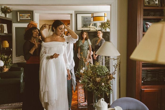 Vestido de novia de Flor Fuertes con hombros descubiertos