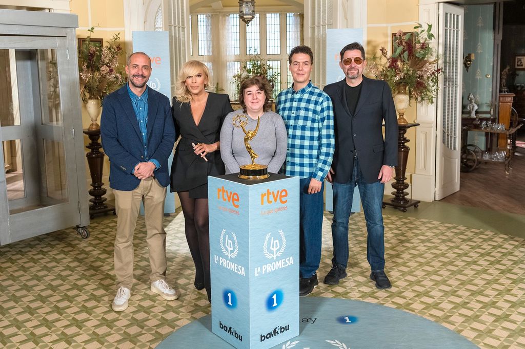 Los actores de 'La Promesa' recibiendo el Emmy Internacional