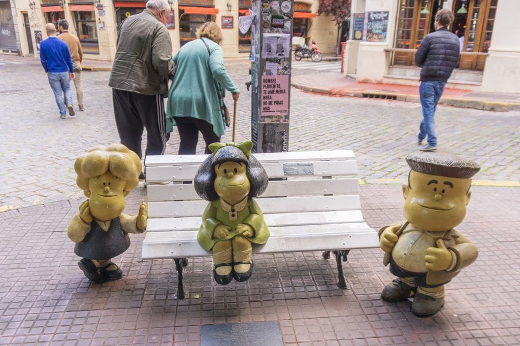 Mafalda acompañada de sus inseparables amigos Susanita y Manolito