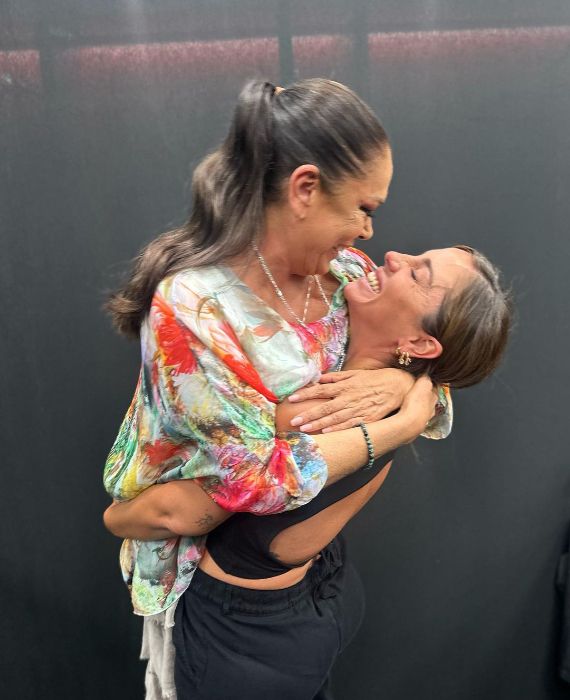 Abrazo entre Isabel Pantoja y Anabel