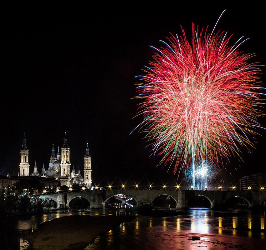 Fuegos artificiales durante las fiestas del Pilar de Zaragoza y la catedral-basílica del Pilar