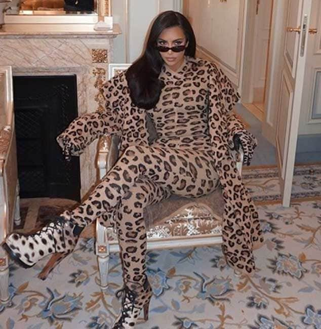 Kim Kardashian con jumpsuit, abrigo, botas y guantes de animal print