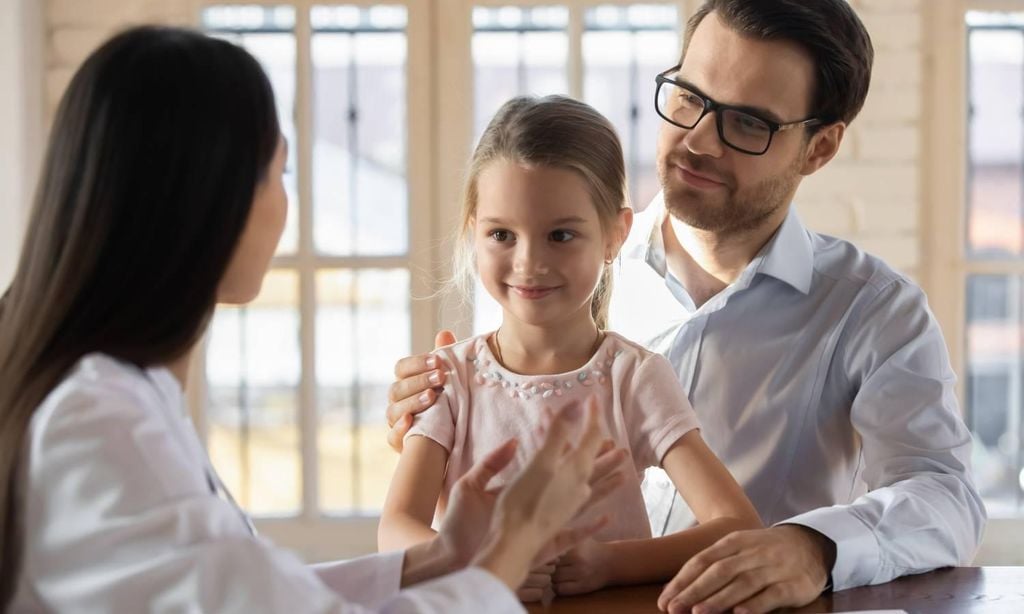doctora dando explicaciones a pap e hija en la consulta