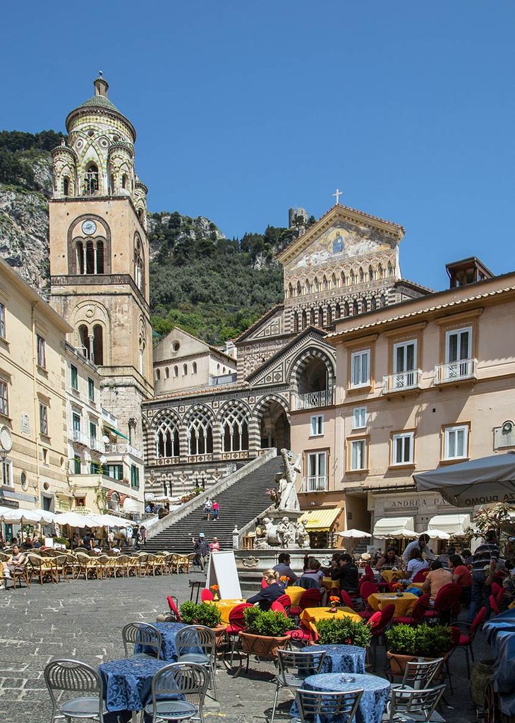 Panorámica de la plaza y la catedral de Amalfi, Italia