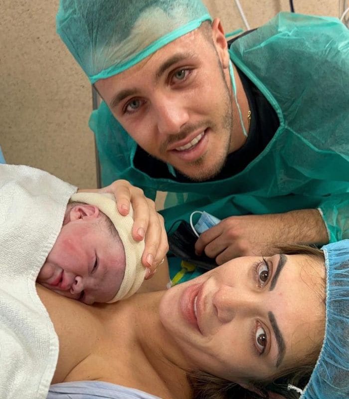 Ingrid Sanz y su novio Ilies Hassaine Daouadji con la recién nacida Micaela