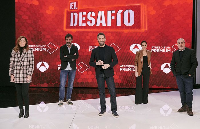 Santiago Segura, Tamara Falcó y Juan del Val, con Jorge Salvador