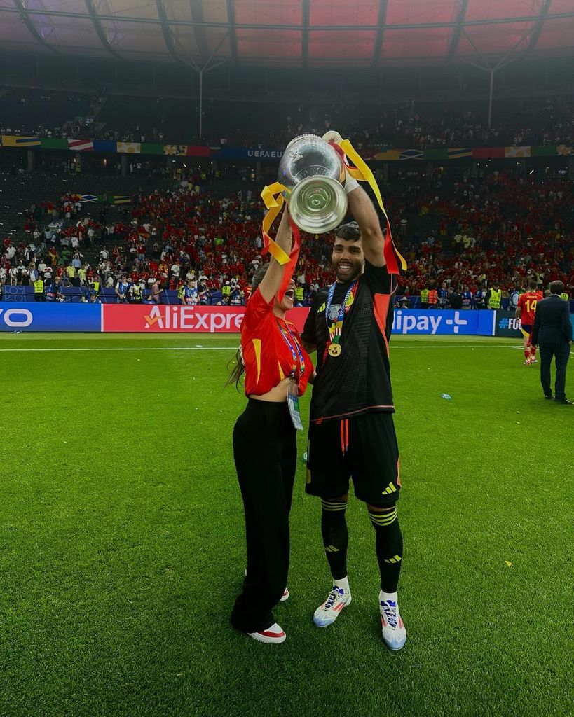 David Raya y Tatiana Trouboul con la copa de la Eurocopa