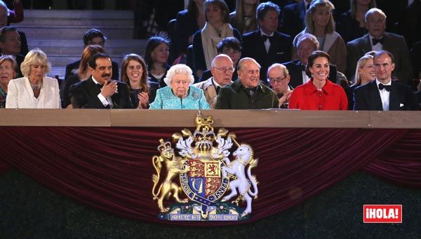 La Reina presidió el palco de honor rodeada de su familia inmediata, el príncipe Carlos y la Duquesa de Cornualles, los Duques de de Cambridge y el príncipe Harry
