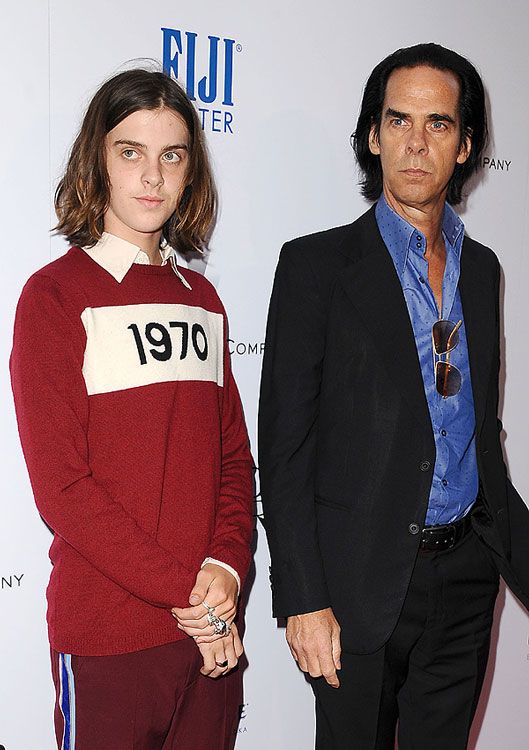 Nick Cave junto a sus hijo mayor, Jethro