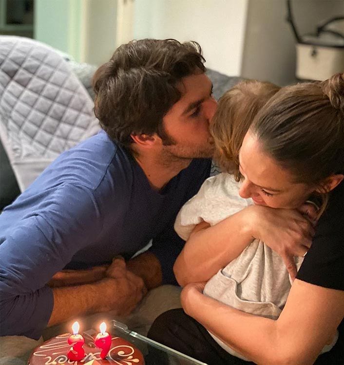 Eva González celebra su cumpleaños rodeada de su familia y con un bebé en cada brazo