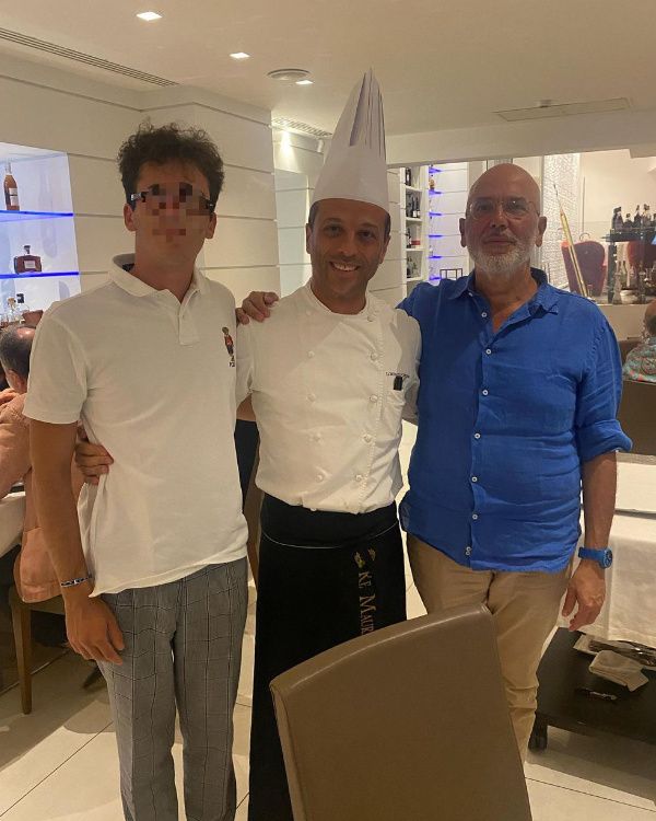 Massimo Segre con un chef y su hijo