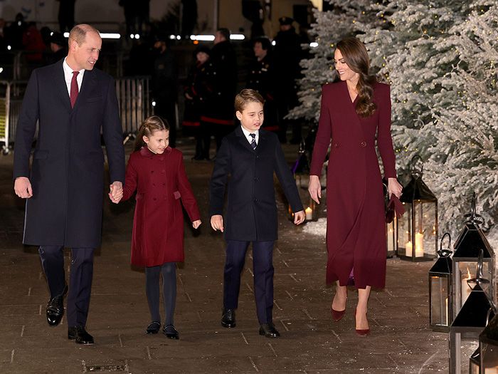 Príncipes de Gales con sus hijos en un evento navideño 
