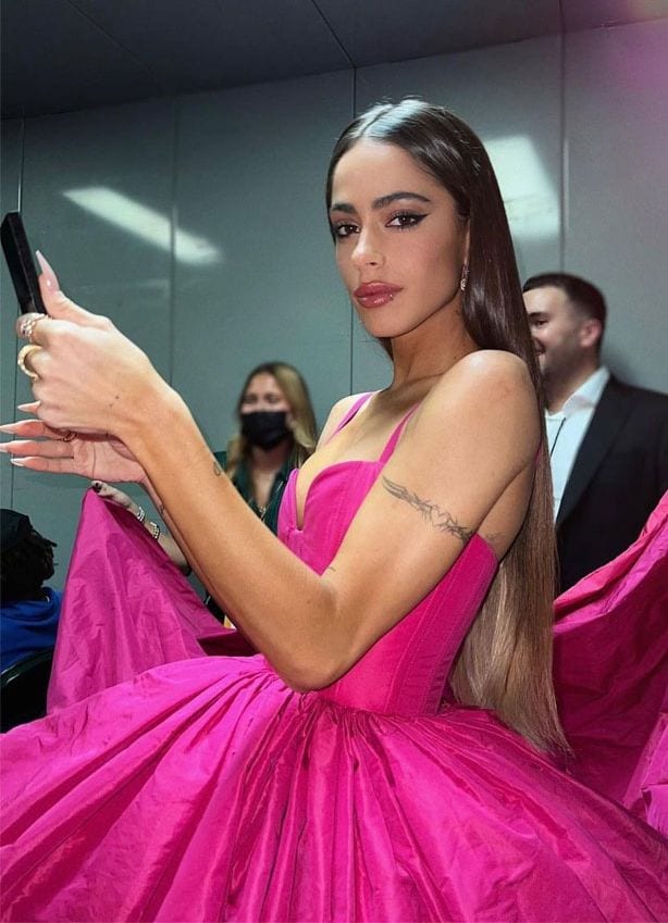 Tini Stoessel con un vestido de Redondo Brand