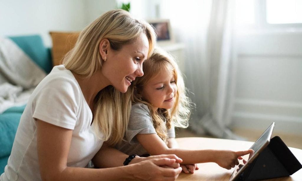 mam e hija jugando con la tablet