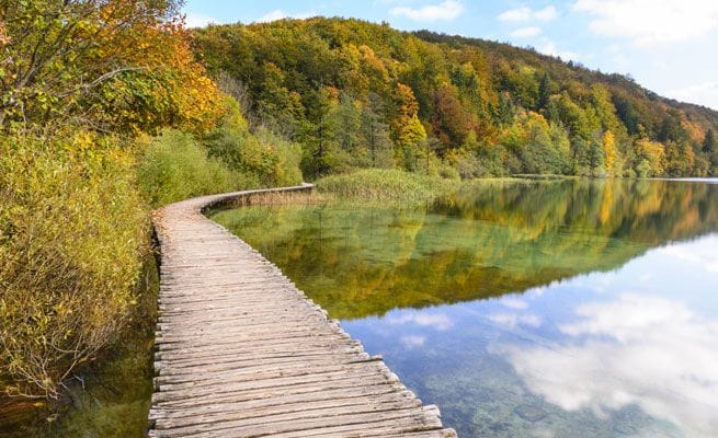 Senderismo por los lagos Plitvice, en la región de Lika, en Croacia.
