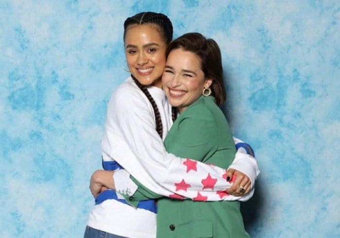 Nathalie Emmanuel y Emilia Clarke