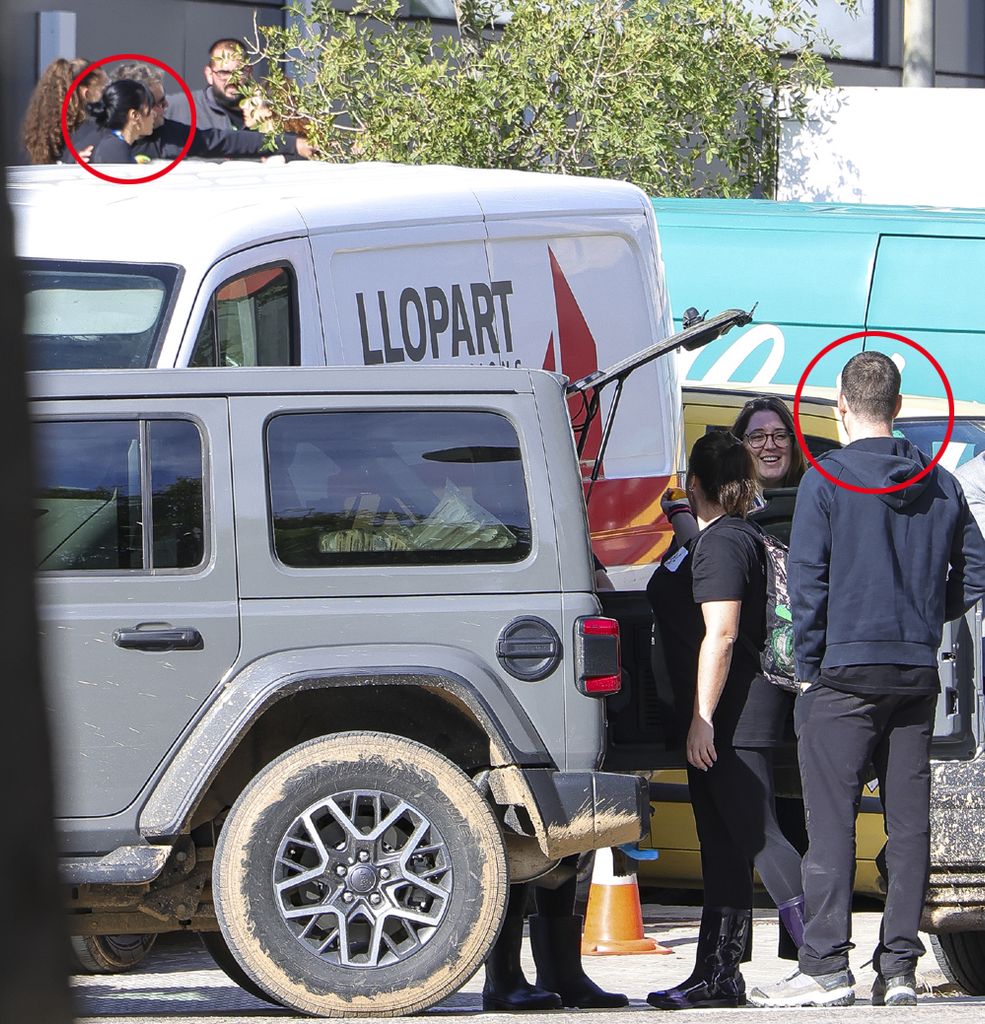 El actor Miguel Bernardeau y la cantante Aitana colaborando con los afectados por la DANA en Catarroja, Valencia. 10 de noviembre de 2024