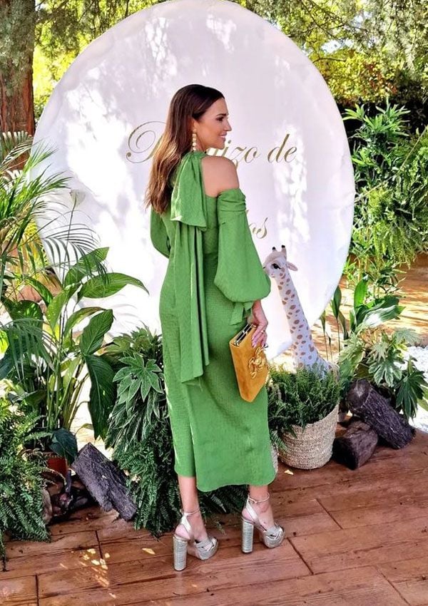 Paula Echevaría, invitada de otoño con vestido de lazos y mangas globo