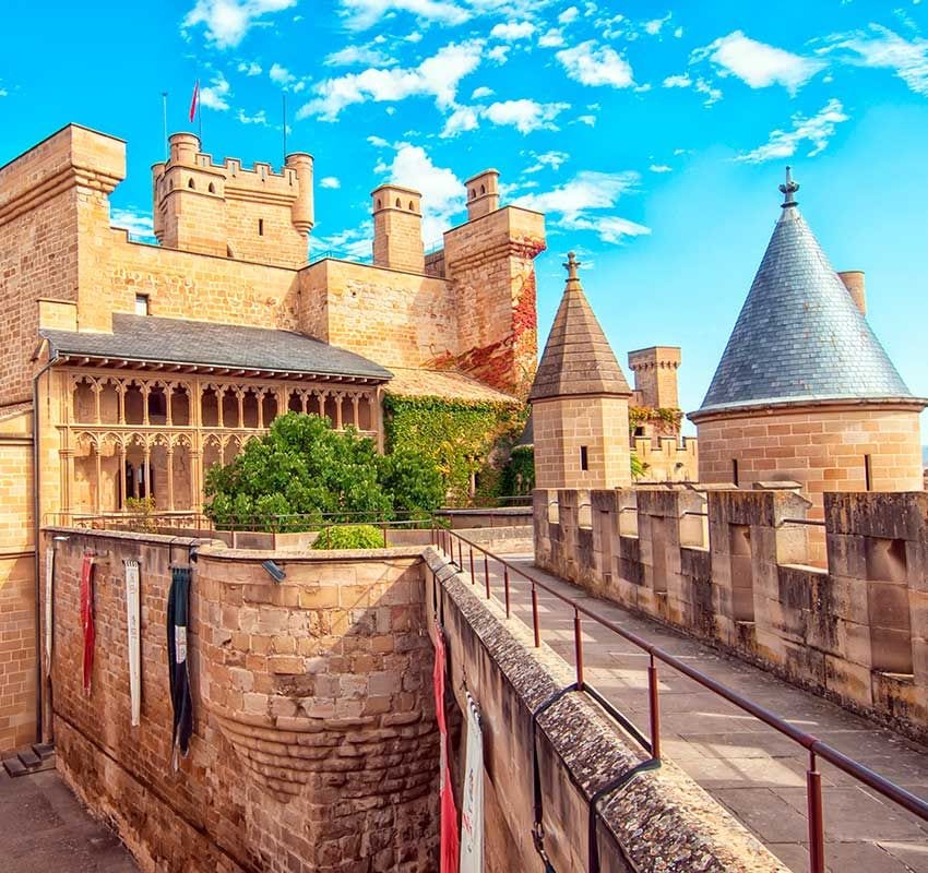 Pasadizos, torres y galerías del impresionante castillo de Olite, Navarra