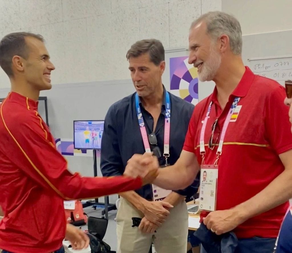 Felipe VI felicitando al atleta Daniel Larce en los Juegos Olimpicos de París 2024