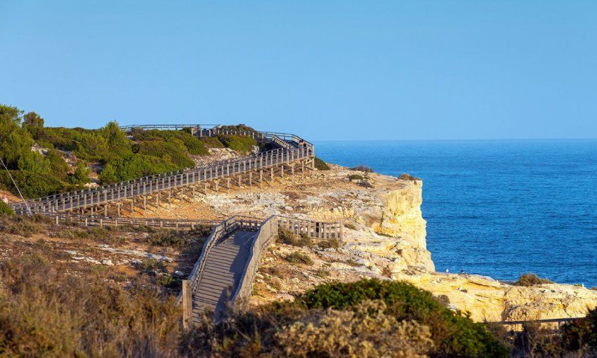 pasarelas de madera de carvoeiro en el algarve portugues