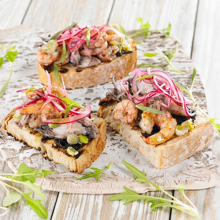 Tostas con chipirones, gambas y paté de ajo negro