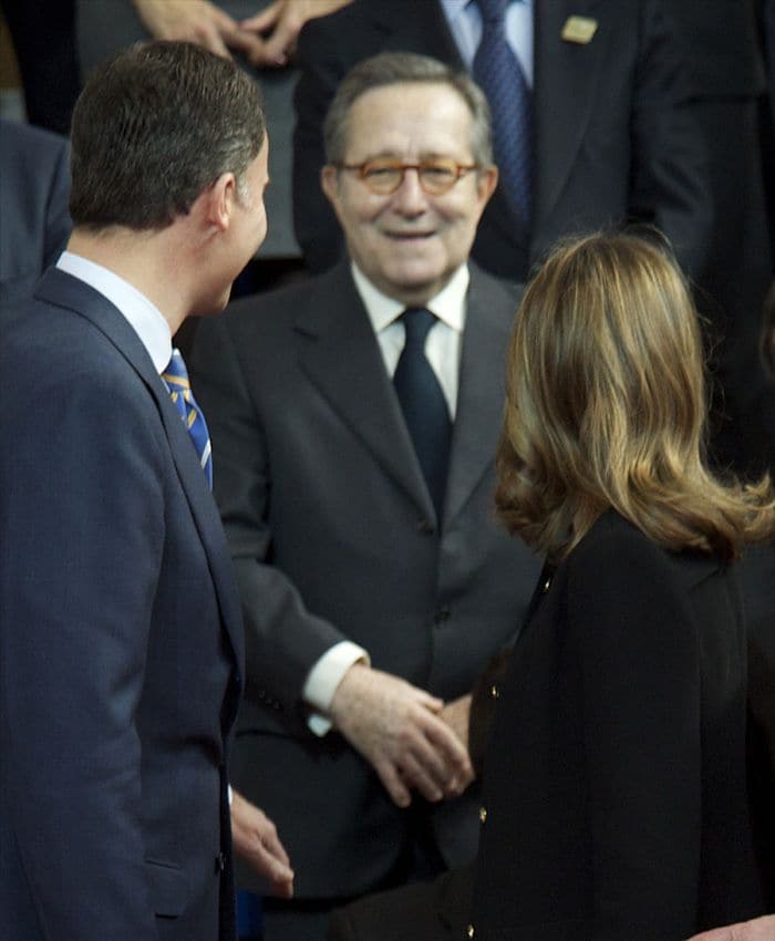 Don Felipe y doña Letizia con Pedro Erquicia en marzo de 2006