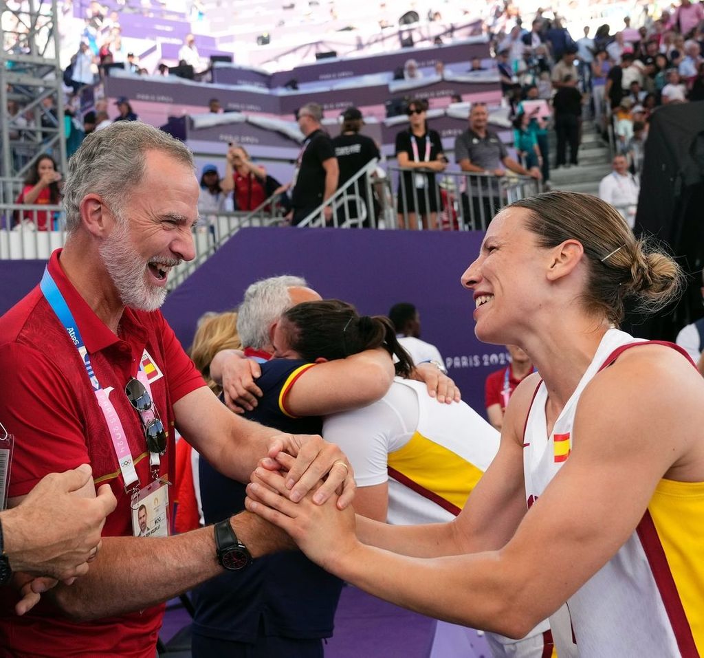 Felipe Vi junto a una atleta española