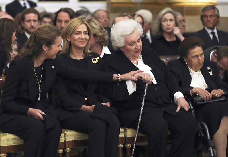 Infanta Pilar con las infantas Elena, Cristina y la infanta Margarita