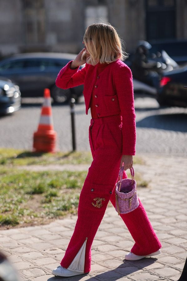 traje rojo rubias