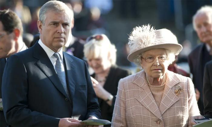 príncipe Andrés y la reina Isabel