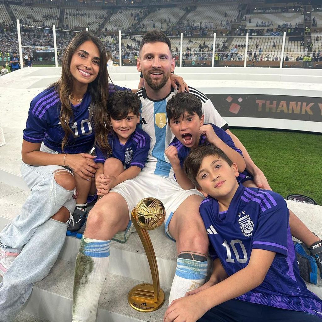 lionel messi y su esposa antonela roccuzzo con sus tres hijos