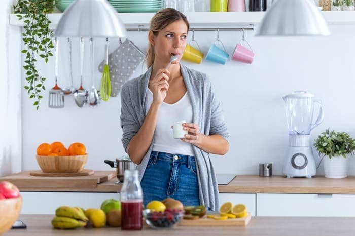 mujer comiendo comida sana