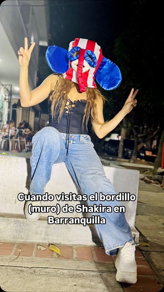 La doble de Shakira se fue a hacer su foto en el famoso bordillo, en Barranquilla.