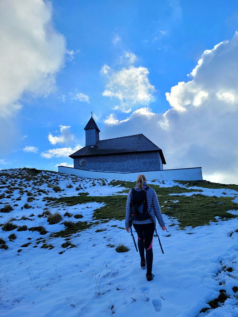 Caminata por la estación alpina de Kitzbuhel en el Tirol Austriaco