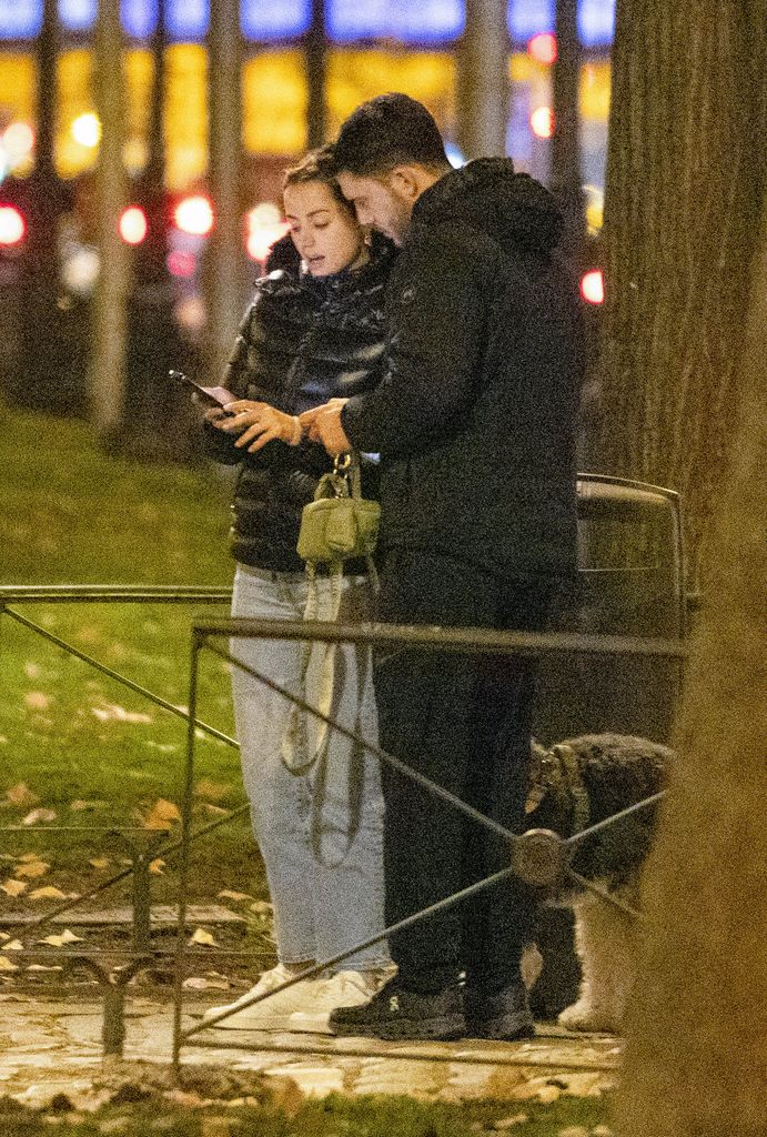 Ana de Armas y su novio, Manuel Anido, pasean con su mascota y demuestran su amor por las calles de Madrid.