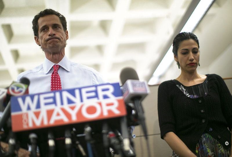 No es la primera vez que Anthony Weiner se ve involucrado en un asunto de esta índole. Pese a todo Human Abedin se mantuvo al lado de su marido y su imagen cabizbaja en la rueda de prensa en la que su esposo reconocía los hechos recordaba mucho al personaje de Alicia Florrick, de la serie 'The Good Wife', una abogada engañada por su marido político
