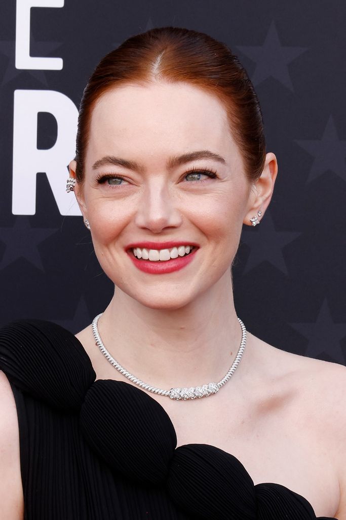 La historia del exclusivo vestido de Emma Stone en los Critics Choice Awards 2024