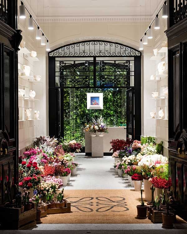 La nueva 'flagship store' de Loewe en Madrid es un espacio único y sofisticado, donde además de sus colecciones, hay una floristería tremendamente especial.
