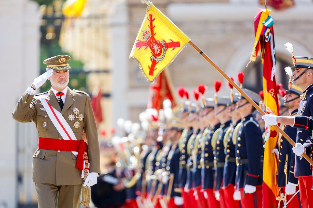 El rey Felipe VI pasando revista durante la entrega de los despachos de empleo en la academia general militar en Zaragoza, el 3 de julio de 2024 